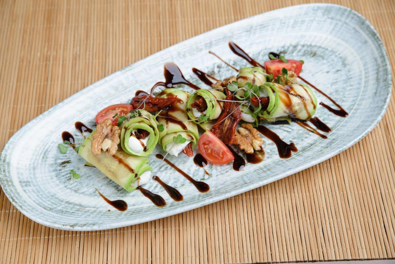 Royal Tulip Hotel & Casino, Тбілісі Екстер'єр фото A salad with balsamic vinegar