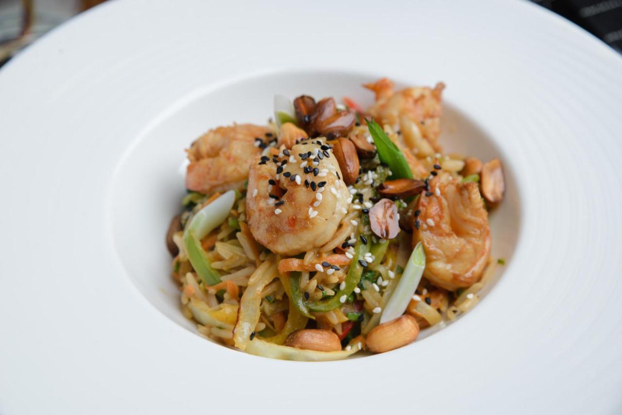 Royal Tulip Hotel & Casino, Тбілісі Екстер'єр фото Shrimp chow mein