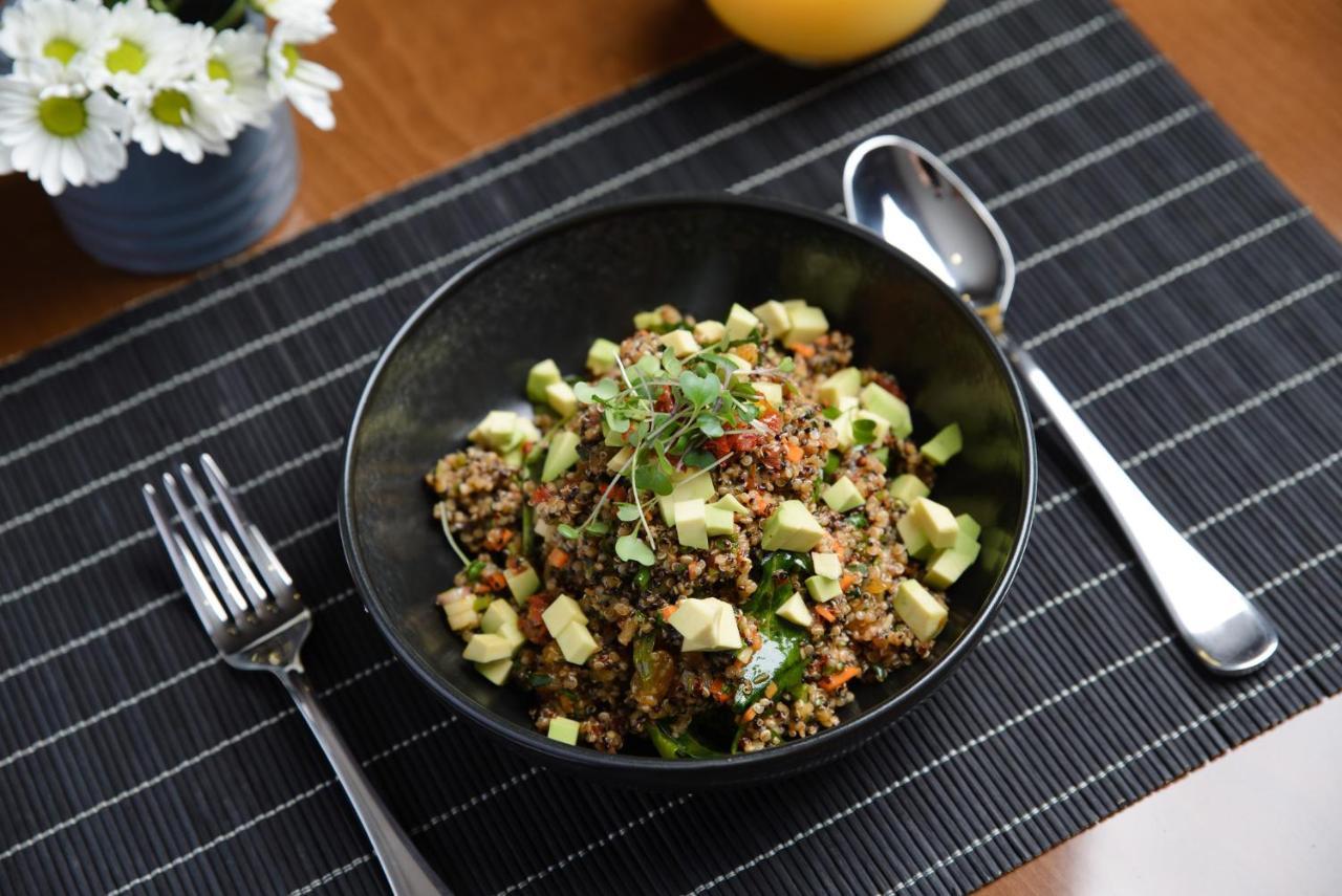 Royal Tulip Hotel & Casino, Тбілісі Екстер'єр фото Quinoa salad with avocado