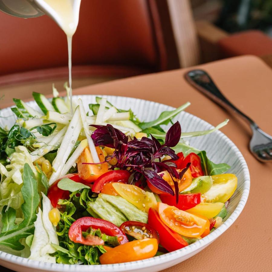 Royal Tulip Hotel & Casino, Тбілісі Екстер'єр фото A salad being drizzled with a vinaigrette