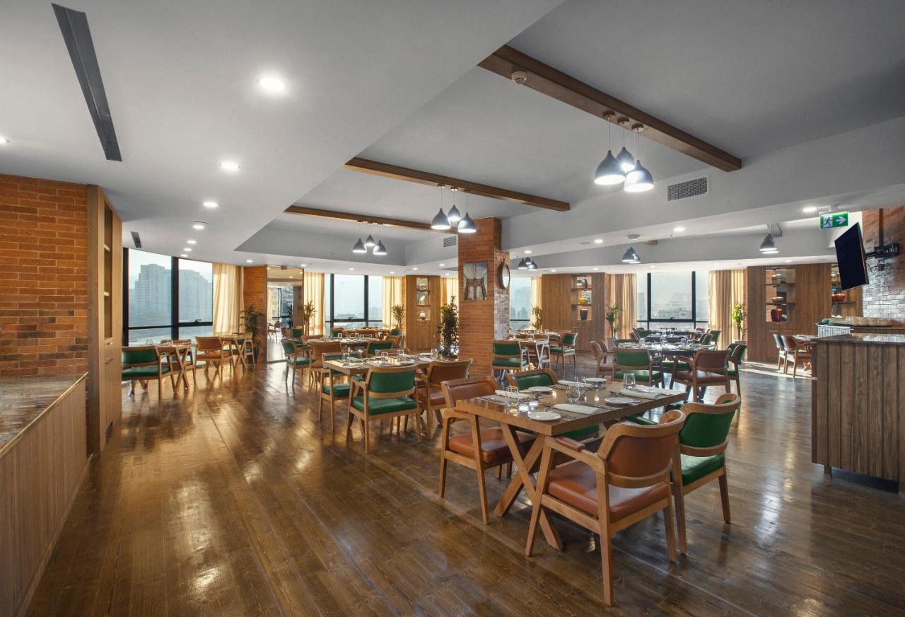 Royal Tulip Hotel & Casino, Тбілісі Екстер'єр фото The restaurant at the 10th floor