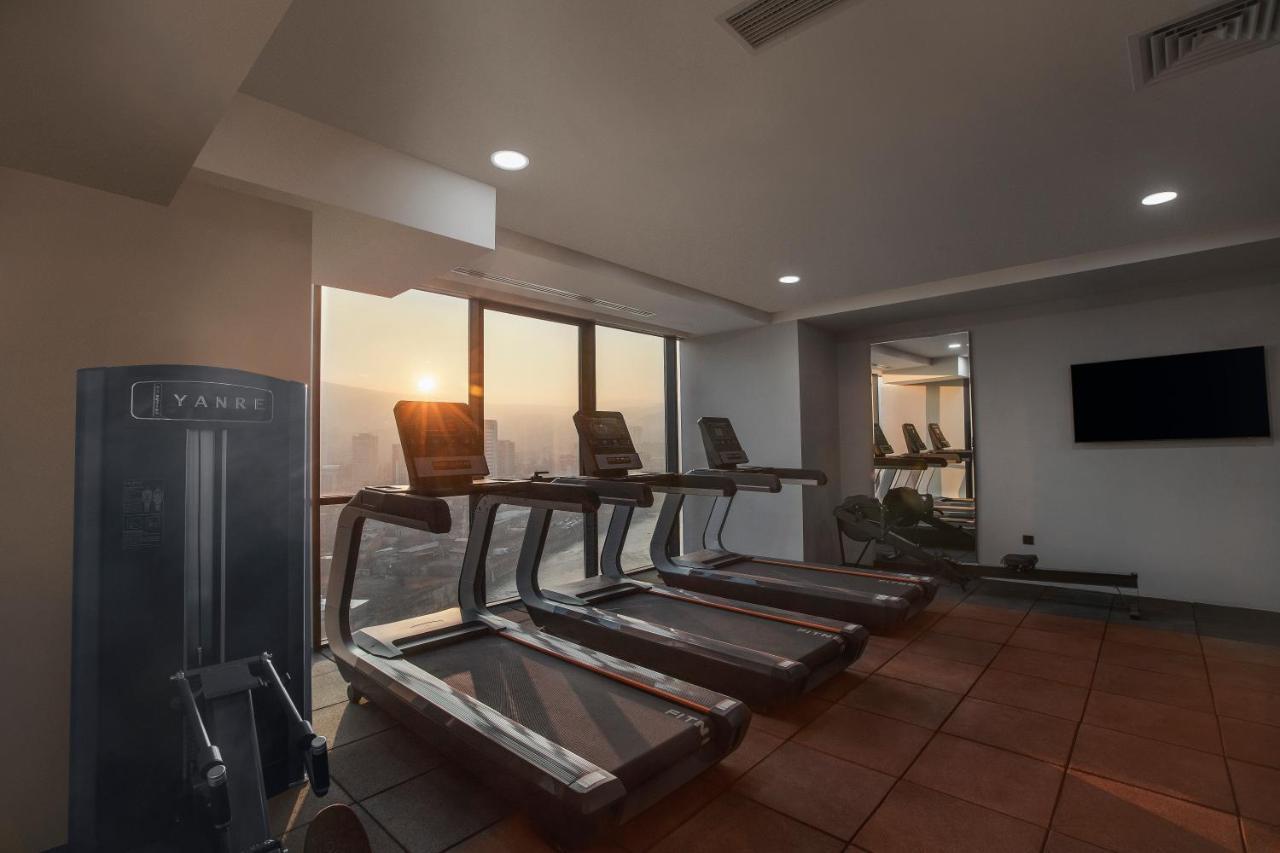 Royal Tulip Hotel & Casino, Тбілісі Екстер'єр фото The gym at the hotel