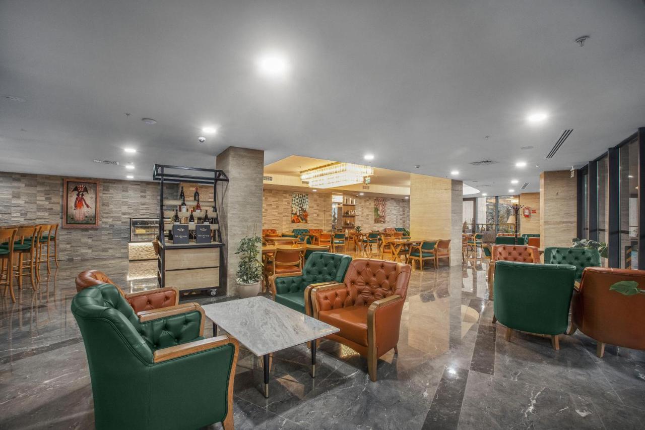 Royal Tulip Hotel & Casino, Тбілісі Екстер'єр фото The lounge at the airport