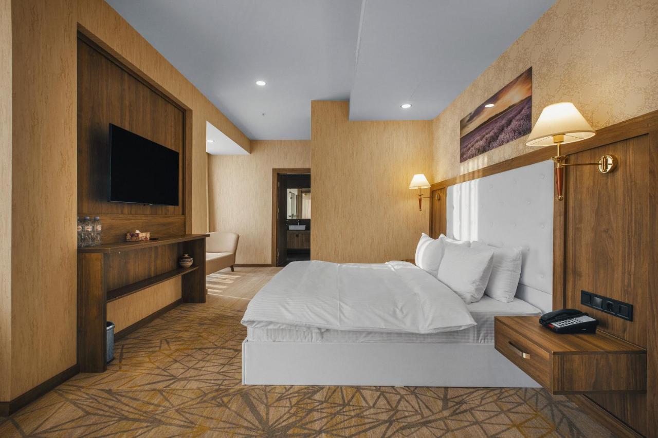 Royal Tulip Hotel & Casino, Тбілісі Екстер'єр фото Deluxe Suite