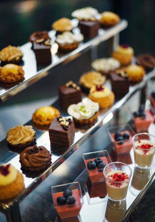 Royal Tulip Hotel & Casino, Тбілісі Екстер'єр фото A selection of petit fours