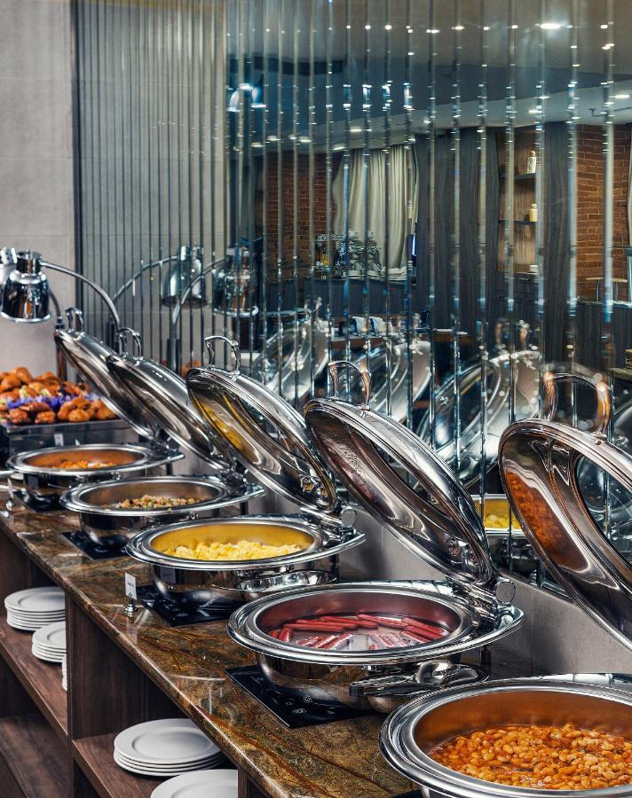 Royal Tulip Hotel & Casino, Тбілісі Екстер'єр фото A buffet at a hotel