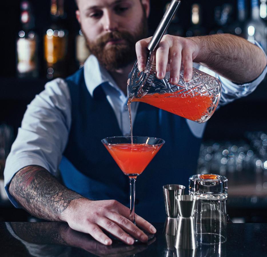 Royal Tulip Hotel & Casino, Тбілісі Екстер'єр фото A bartender preparing a cocktail