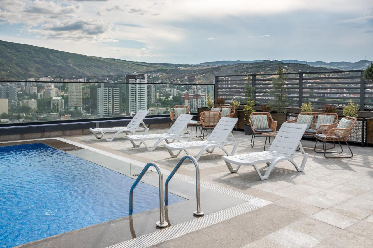 Royal Tulip Hotel & Casino, Тбілісі Екстер'єр фото Rooftop pool